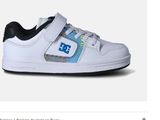 Ces chaussures sont blanches et bleues, avec des touches de noir.