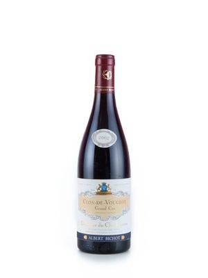 une bouteille de vin rouge posée sur une table blanche