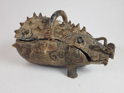 Terrine zoomorphe en céramique polychrome figurant un sangli…