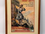 une vieille affiche représentant une femme à vélo devant un panneau
