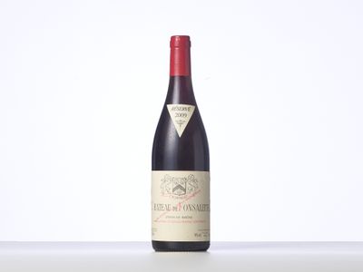 une bouteille de vin rouge posée sur une table