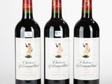 trois bouteilles de vin rouge posées côte à côte sur une table