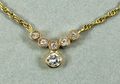 COLLIER torsadé en or jaune 18K, avec motif central orné d'u…