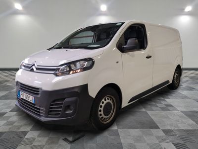 la camionnette blanche est garée sur le sol en damier d'une pièce