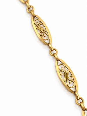 gros plan d'un bracelet en or sur fond blanc