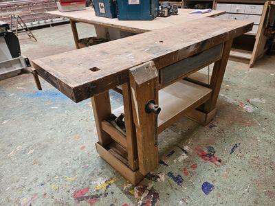 un établi dans un atelier, sur lequel sont posés des outils