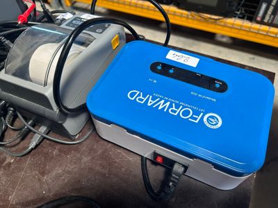 une machine posée sur une table à côté d'une imprimante