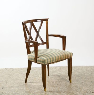 Attribué à LELEU Fauteuil en noyer mouluré, à dossier cintré…