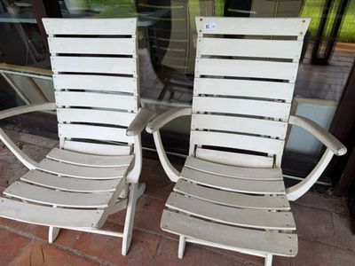 deux chaises posées à l'extérieur d'un bâtiment