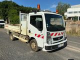 un camion blanc garé sur le bord de la route