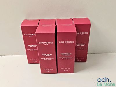 trois boîtes roses sont posées sur une surface blanche