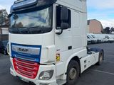 la photo d'un camion blanc garé sur un parking