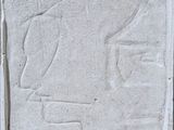 une image représentant une sculpture sur pierre représentant une femme