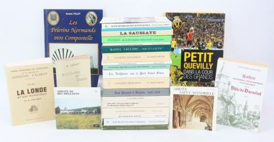 plusieurs livres sont empilés sur une surface blanche