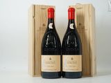 deux bouteilles de vin dans un coffret en bois sur une surface blanche