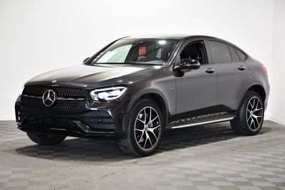 Le nouveau SUV Mercedes GLE est garé dans un showroom.