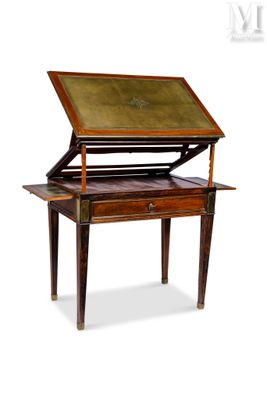 un bureau ancien avec un plateau en bois et un plateau en cuir