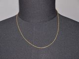 un collier à chaîne en or sur un mannequin mannequin mannequin mannequin mannequin mannequin mannequin mannequin mannequin mannequin