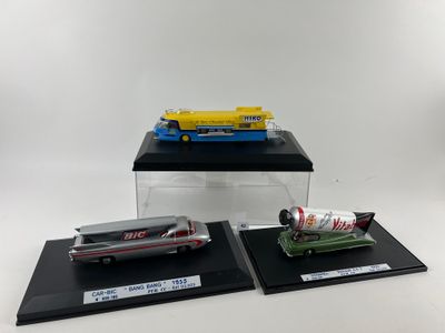 trois modèles différents d'un bus et un bus exposé