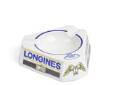 un gros plan d'un cendrier blanc portant le logo Longines