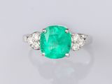 bague à trois pierres en émeraude et diamant