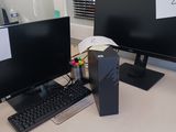 un bureau d'ordinateur avec deux écrans et un clavier