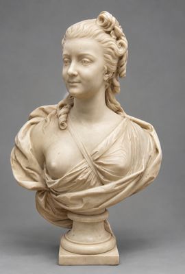 un buste en marbre blanc représentant une femme en robe