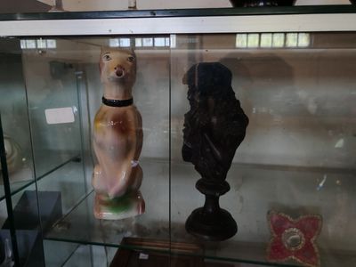 une vitrine contenant quelques figurines