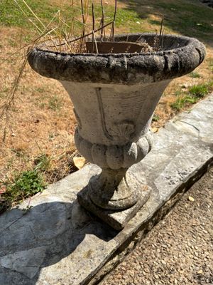 une jardinière en pierre au bord de la route