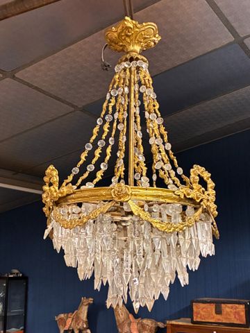 Lustre de style Louis XVI à pampilles en cristal, monture bronze....