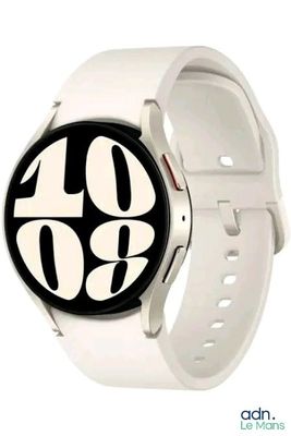 une image représentant une montre blanche avec un cadran noir et blanc