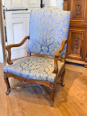 une chaise qui se trouve au milieu d'une pièce