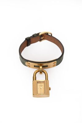 un gros plan d'un bracelet orné d'un cadenas