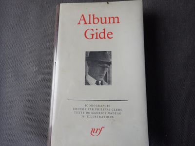 un gros plan sur un livre avec la photo d'un homme coiffé d'un chapeau