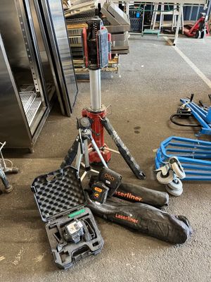 de nombreux outils qui traînent par terre dans le garage