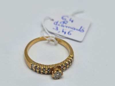 Gros plan sur une bague en or ornée d'un diamant