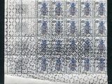 un timbre orné d'un motif bleu et blanc
