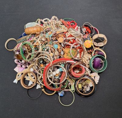 un tas de bijoux variés posés sur une surface noire
