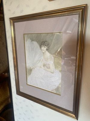 une photo d'une femme en robe blanche accrochée au mur