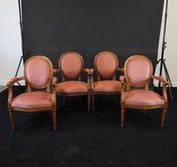 Suite de quatre fauteuils à dossier médaillon et pieds fusel… (photo 2)