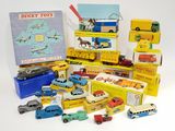 beaucoup de petites voitures et de camions qui se trouvent dans une boîte