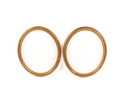 une paire de boucles d'oreilles en or sur fond blanc
