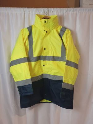 une image représentant une guêpe jaune accrochée à un rideau blanc