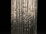 un gros plan d'une sculpture en verre posée sur un socle, sur une table