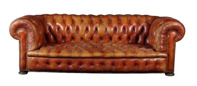 Canapé Chesterfield en cuir marron, photographié seul sur fond blanc avec une zone de détourage pour le texte