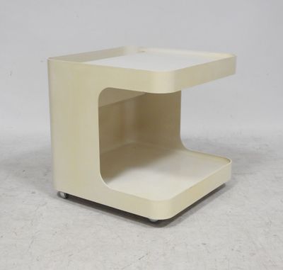un gros plan d'une table blanche sur laquelle se trouve une étagère