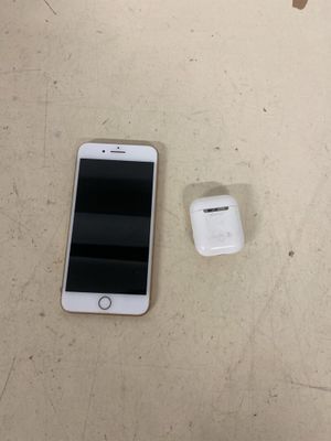 un téléphone portable et des AirPods d'Apple posés sur une table