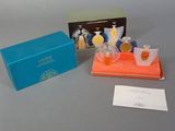 deux flacons de parfum et une boîte posés sur une table