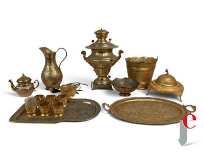 une image représentant un ensemble d'objets en laiton sur fond blanc