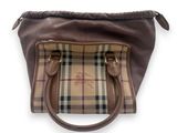 un sac à main marron avec une anse marron et un motif à carreaux